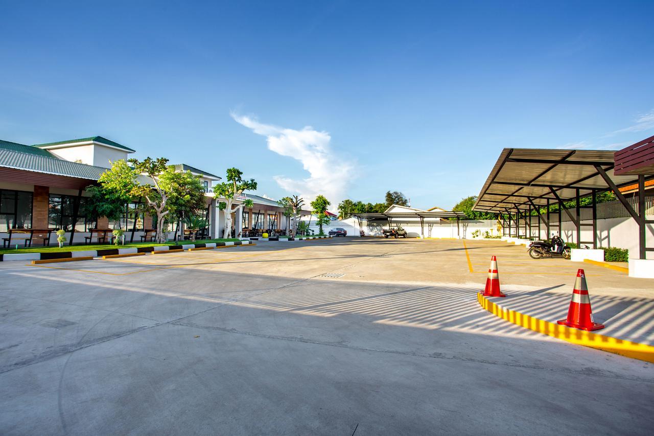 Np Hotel Buriram Exteriör bild