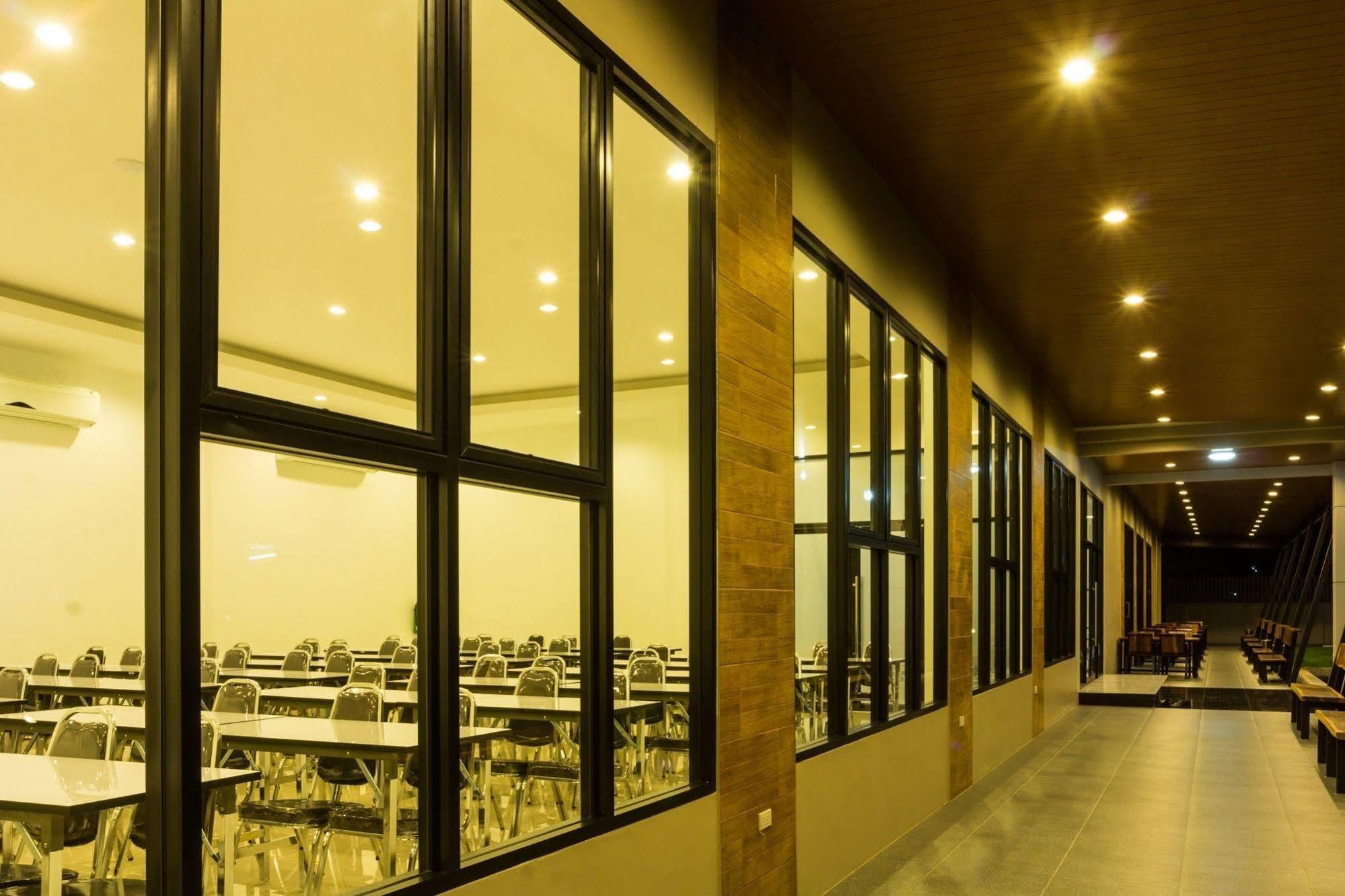 Np Hotel Buriram Exteriör bild