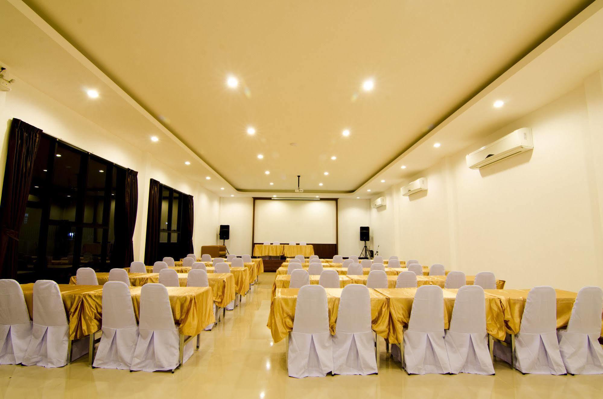 Np Hotel Buriram Exteriör bild